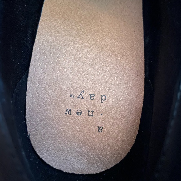 Brand new size 10. Black high heel tennis shoe boots! No tag but still tied - Picture 3 of 6